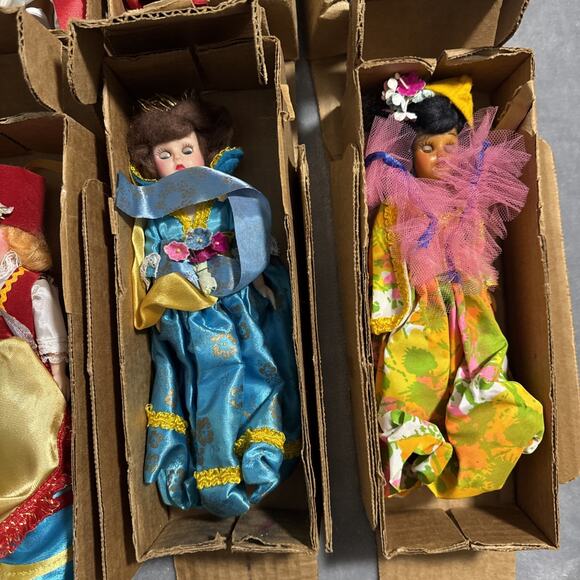 🔥Vintage Indonesian World Dressed Style Dolls Lot of 9 BNIB🔥 - Picture 6 of 7
